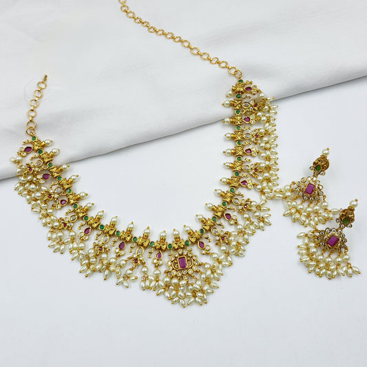 Trendy Short Pearls Necklace