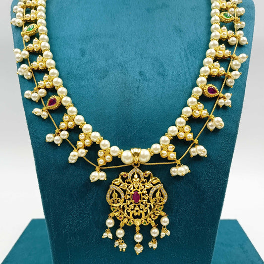 Glossy Traditional Pearls Designer Kolhapuri Saaj