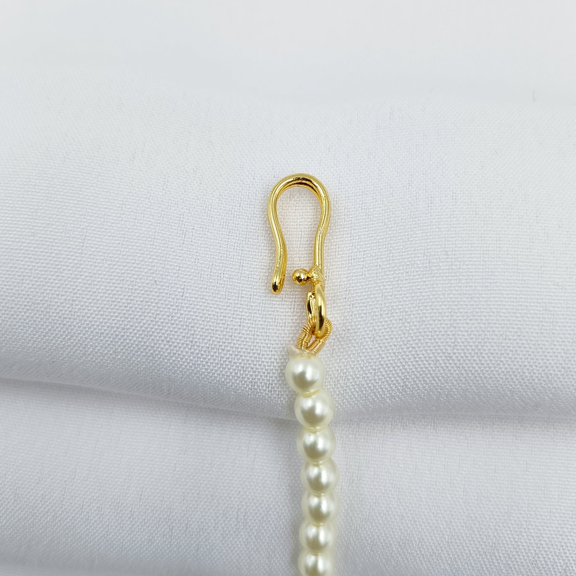 Attractive Pearls Studded Mang Tikka