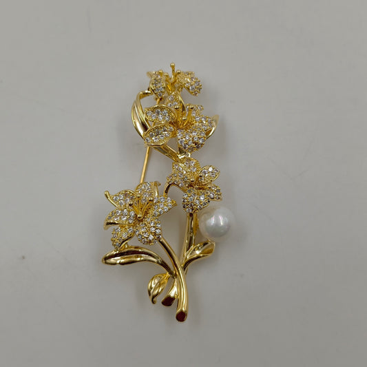 Elegant Floral Pearl Saree Pin
